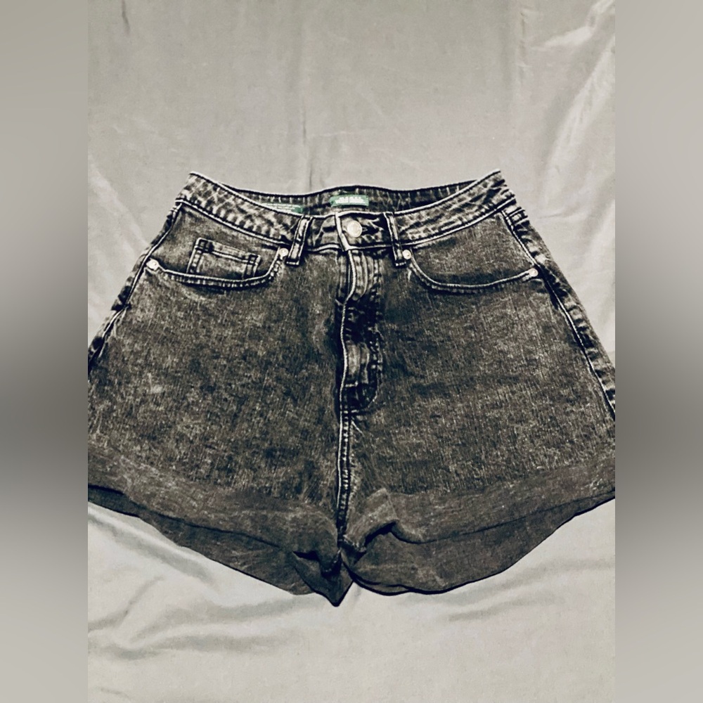 Retro High-Waisted Denim Shorts ~ Size 8 ~ Vintage-Inspired & Trendy!